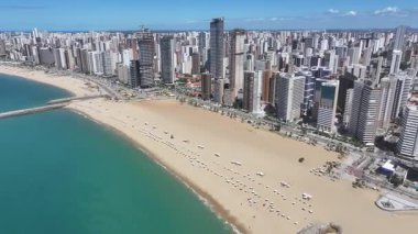 Ceara Brezilya 'daki Fortaleza' da Beira Mar Plajı. Şehir merkezindeki şehir manzarası. Şehir Plajı. Coastal Highrise Binaları. Ceara Brezilya 'daki Fortaleza' da Beira Mar Plajı. Shore Caddesi. Brezilya Kuzeydoğu.
