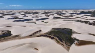 Maranhao Brezilya 'daki Paulino Neves' de küçük çarşaflar. Tatlı Su Gölleri Peyzajı. Kum tepeleri dağları. Paulino Neves 'te küçük çarşaflar. Turizm Seyahati. Doğa Sahnesi. Sahil Arkaplanı. Brezilya Kuzeydoğu.