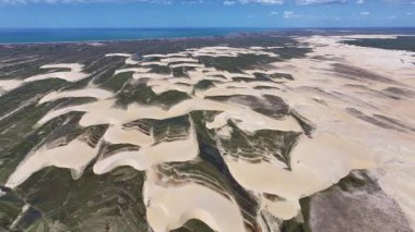 Piaui Brezilya 'daki Luis Correia' da Lencois Piauienses. Tatlı Su Gölleri Peyzajı. Kum tepeleri dağları. Lencois Piauiens Luis Correia 'da. Turizm Seyahati. Doğa Sahnesi. Plaj Arkaplanı.