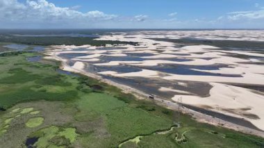 Maranhao Brezilya 'daki Paulino Neves' deki Dunes Yolu. Küçük Çarşaflar Manzarası. Sand Dunes Yolu. Paulino Neves 'teki Dunes Yolu. Turizm Seyahati. Doğa Sahnesi. Sahil Arkaplanı. Brezilya Kuzeydoğu.