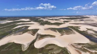 Piaui Brezilya 'daki Luis Correia' da Lencois Piauienses. Doğa manzarası. Kıvrımlı kum tepeleri. Lencois Piauiens Luis Correia 'da. Yağmur suyu gölleri. Portinho Gölü. Yaz Gezisi. Brezilya Kuzeydoğu.