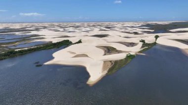 Maranhao Brezilya 'daki Paulino Neves' de küçük çarşaflar. Tatlı Su Gölleri Peyzajı. Kum tepeleri dağları. Paulino Neves 'te küçük çarşaflar. Turizm Seyahati. Doğa Sahnesi. Sahil Arkaplanı. Brezilya Kuzeydoğu.