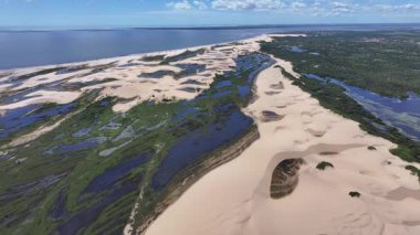 Tutoia Skyline, Tutoia, Brezilya 'da. Doğa Manzarası. Amerika 'nın Brezilya Deltası. Maranhao 'daki Tutoia Skyline. Riverside City 'de. Plaj manzarası. Tatil seyahatleri. Brezilya Kuzeydoğu.