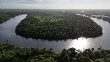 Maranhao Brezilya 'daki Barreirinhas' taki Preguicas Nehri. Tekne gezisi. Northeastern Nehri. Barreirinhas 'taki Preguicas Nehri. Sunset Riverside City 'de. Kıyı manzarası. Denizcilik Gemisi.