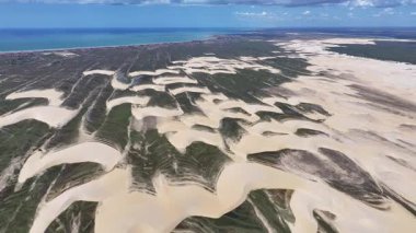 Piaui Brezilya 'daki Luis Correia' da Lencois Piauienses. Tatlı Su Gölleri Peyzajı. Kum tepeleri dağları. Lencois Piauiens Luis Correia 'da. Turizm Seyahati. Doğa Sahnesi. Plaj Arkaplanı.