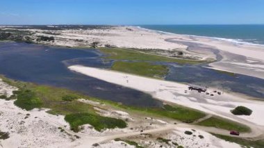 Ceara Brezilya 'daki Paraipaba' da Jegue Lagoon. Doğa manzarası. Güzel kum tepeleri. Paraipaba 'daki Jegue Lagoon. Yağmur suyu gölleri. Almecegas Gölü. Yaz Gezisi. Brezilya Kuzeydoğu.