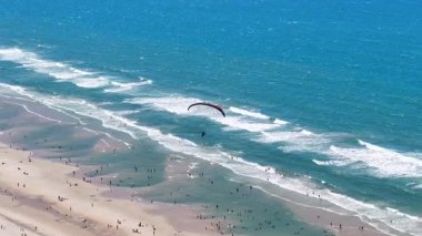 Parasail In Fortaleza Ceara Brazil. Idyllic Plajı. Doğa manzarası. Ceara Brezilya. Turizm arka planı. Parasail In Fortaleza Ceara Brazil. Gelecek Sahili.