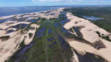 Maranhao Brezilya 'daki Tutoia' da küçük çarşaflar. Doğa manzarası. Kıvrımlı kum tepeleri. Tutoia 'da küçük çarşaflar. Yağmur suyu gölleri. Güzel Yüksek Kumullar. Yaz Gezisi. Brezilya Kuzeydoğu.