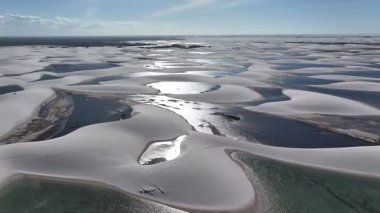Lencois Maranhenses, Maranhao Brezilya 'daki Santo Amaro' da. Doğa Manzarası. Yüksek kum tepeleri. Lencois Maranhenses Brezilya 'da. Yağmur suyu gölleri. Çarpıcı Ekosistem. Tropik seyahat. Brezilya Kuzeydoğu.