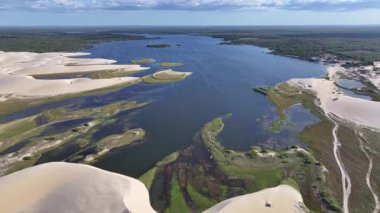 Piaui Brezilya 'daki Luis Correia' da Lencois Piauienses. Tatlı Su Gölleri Peyzajı. Kum tepeleri dağları. Lencois Piauiens Luis Correia 'da. Turizm Seyahati. Doğa Sahnesi. Plaj Arkaplanı.