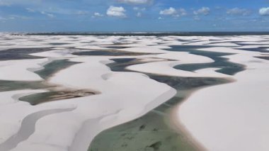 Lencois Maranhenses, Maranhao Brezilya 'daki Santo Amaro' da. Doğa manzarası. Kıvrımlı kum tepeleri. Lencois Maranhenses Brezilya 'da. Yağmur suyu gölleri. Güzel Yüksek Kumullar. Yaz Gezisi. Brezilya Kuzeydoğu.