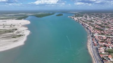 Ceara Brezilya 'daki Camocim köyünde. Sahil Skyline. Coreau Nehri Peyzajı. Yaz Gezisi. Ceara Brezilya 'daki Camocim köyünde. Tropikal Manzara.