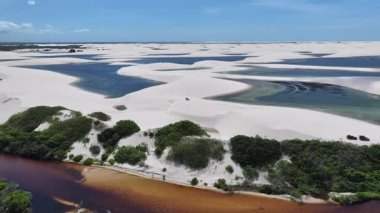 Lencois Maranhens Maranhao Brezilya 'daki Santo Amaro' da Skyline 'da. Tatlı Su Gölleri Peyzajı. Kum tepeleri dağları. Lencois Maranhens Maranhao 'da Skyline' da. Turizm Seyahati. Doğa Sahnesi. Plaj Arkaplanı