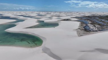Lencois Maranhens Maranhao Brezilya 'daki Barreirinhas' ta Skyline 'da. Tatlı Su Gölleri Peyzajı. Kum tepeleri dağları. Lencois Maranhenses Skyline Maranhao. Turizm Seyahati. Doğa Sahnesi. Plaj Arkaplanı.