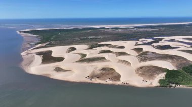 Maranhao Brezilya 'daki Tutoia' da Parnaiba Delta. Doğa Manzarası. Amerika 'nın Brezilya Deltası. Maranhao 'daki Parnaiba Delta. Sarmal Nehir. Plaj manzarası. Tatil seyahatleri. Brezilya Kuzeydoğu.