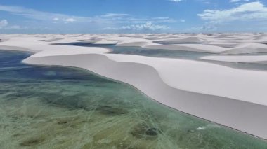 Lencois Maranhens Maranhao Brezilya 'daki Barreirinhas' ta Skyline 'da. Tatlı Su Gölleri Peyzajı. Kum tepeleri dağları. Lencois Maranhenses Skyline Maranhao. Turizm Seyahati. Doğa Sahnesi. Plaj Arkaplanı.