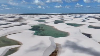 Lencois Maranhenses, Maranhao Brezilya 'daki Santo Amaro' da. Doğa Manzarası. Yüksek kum tepeleri. Lencois Maranhenses Brezilya 'da. Yağmur suyu gölleri. Çarpıcı Ekosistem. Tropik seyahat. Brezilya Kuzeydoğu.