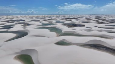 Lencois Maranhens Maranhao Brezilya 'daki Barreirinhas' ta Skyline 'da. Tatlı Su Gölleri Peyzajı. Kum tepeleri dağları. Lencois Maranhens Maranhao 'da Skyline' da. Turizm Seyahati. Doğa Sahnesi. Plaj Arkaplanı
