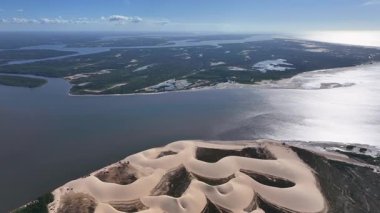 Brezilya Maranhao 'daki Araioses' de Parnaiba Delta. Doğa Manzarası. Amerika 'nın Brezilya Deltası. Maranhao 'daki Parnaiba Delta. Sarmal Nehir. Plaj manzarası. Tatil seyahatleri. Brezilya Kuzeydoğu.