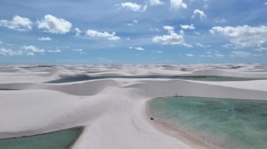 Lencois Maranhens Maranhao Brezilya 'daki Santo Amaro' da Skyline 'da. Tatlı Su Gölleri Peyzajı. Kum tepeleri dağları. Lencois Maranhens Maranhao 'da Skyline' da. Turizm Seyahati. Doğa Sahnesi. Plaj Arkaplanı
