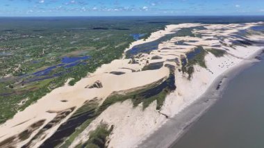 Tutoia Skyline, Tutoia, Brezilya 'da. Doğa Manzarası. Amerika 'nın Brezilya Deltası. Maranhao 'daki Tutoia Skyline. Riverside City 'de. Plaj manzarası. Tatil seyahatleri. Brezilya Kuzeydoğu.