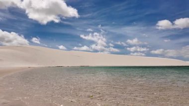 Lencois Maranhenses, Maranhao Brezilya 'daki Santo Amaro' da. Doğa Manzarası. Yüksek kum tepeleri. Lencois Maranhenses Brezilya 'da. Yağmur suyu gölleri. Çarpıcı Ekosistem. Tropik seyahat. Brezilya Kuzeydoğu.