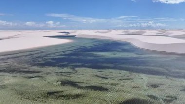 Maranhao Brezilya 'daki Barreirinhas' ta Lencois Maranhenses. Doğa Manzarası. Yüksek kum tepeleri. Lencois Maranhenses Brezilya 'da. Yağmur suyu gölleri. Çarpıcı Ekosistem. Tropik seyahat. Brezilya Kuzeydoğu.
