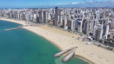 Ceara Brezilya 'daki Fortaleza' da Beira Mar Plajı. Plaj manzarası. Şehir merkezinde. Manzaralı Yükseliş Binaları. Ceara Brezilya 'daki Fortaleza' da Beira Mar Plajı. Göz kamaştırıcı Skyline. Brezilya Kuzeydoğu.