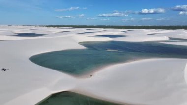Lencois Maranhenses, Maranhao Brezilya 'daki Santo Amaro' da. Tatlı Su Gölleri Peyzajı. Kumul Sahnesi. Lencois Maranhenses Maranhao 'da. Turizm Seyahati. Doğa Deniz Burnu. Plaj Arkaplanı.