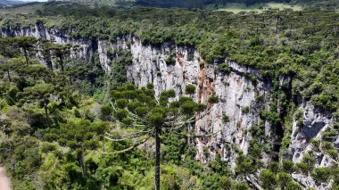 Cambara Do Sul Rio Grande Do Sul Brezilya 'daki Itaimbezinho Kanyonu. Tropikal Sahnedeki Güzel Kanyonlar 'ın dramatik manzarası. Taşra Bulutları Gökyüzü Kırsal Alanı. Tarım Kırsal Panoramik.