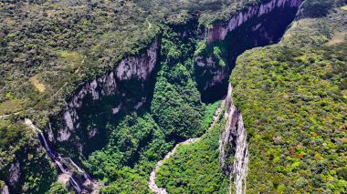 Praia Grande Santa Catarina Brezilya 'daki Itaimbezinho Kanyonu. Tropikal Sahnedeki Güzel Kanyonlar 'ın dramatik manzarası. Kırsal bölge dramatik gökyüzü kırsal alanı. Gökyüzü Panoramik Gökyüzü.