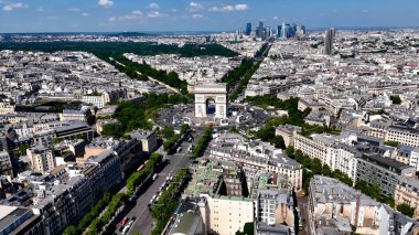 Fransa 'nın Paris Adasındaki Zafer Kemeri. Fransa 'nın Paris başkenti Avrupa' nın havadan görünüşü. Şehir Gökyüzü Bulutları Şehir Arkaplanı. Şehir merkezinde geniş bir altyapı var. Paris Fransa Adası.