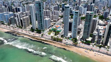 Pernambuco Brezilya 'daki Boa Viagem Kilisesi. Göz kamaştırıcı Barok Kilisesi manzarayla çelişiyor. Şehir Bulutları Gökyüzü Arkaplanı Şehir. Şehir dışındaki ünlü. Recife Pernambuco.