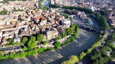 Roma 'daki Sunset Tiber Nehri Lazio İtalya. Yüksek katlı binaların ve şehir yaşamını gösteren trafik gösterilerinin havadan görüntüsü. Şehir Gökyüzü Arkaplan Aydınlatma Şehir Binası. Panoramik Şehir 'in dışı. Roma Lazio.