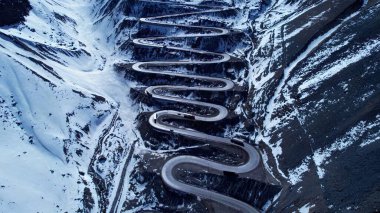 And Dağları 'ndaki Viraj Yolu Sahnesi Santiago Şili. Şehir Caddelerini birbirine bağlayan çevre yolunun şehir hayatı manzarası. Açık havada yolculuk istikameti And Dağları Buzulu. Açıkhava And Dağları Hava Görünümü.