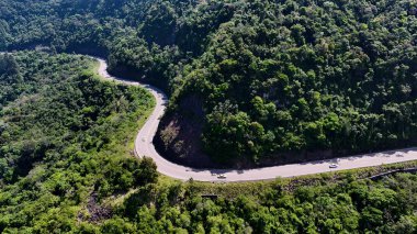 Itati Rio Grande Do Sul Brezilya 'daki Sun Route Yolu. Otobanda yoğun trafiğin nefes kesici hava manzarası var. Kırsal bölge dramatik gökyüzü kırsal alanı. Gökyüzü Panoraması. Itati Rio Grande do Sul.