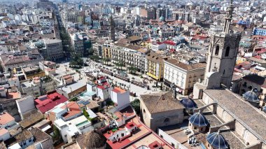 Valencia Valence Community İspanya 'daki La Reina Meydanı. Yoğun caddeler ve binalarla çevrili bir şehir parkının havadan görünüşü. Şehir Bulutları Gökyüzü Arkaplanı Şehir. Şehir dışındaki ünlü..