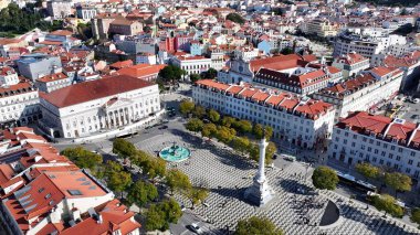 Lizbon 'daki Dom Pedro IV Meydanı. Yemyeşil parkın ve etrafındaki binaların havadan görünüşü. Şehir Gökyüzü Arkaplanı Kentsel. Şehir merkezinin yukarısında. Lizbon Portekiz.