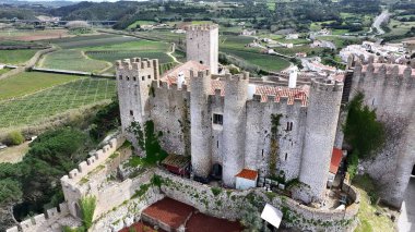 Leiria Portekiz 'in Obidos bölgesindeki Obidos Kalesi. Yukardan bakıldığında hareketli bir şehirde ortaçağ binası. Şehir Gökyüzü Arkaplanı Kentsel. Şehir merkezinin yukarısında. Leiria 'nın Obidos Bölgesi.