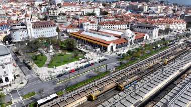 Lizbon 'daki Dom Luis Meydanı. Yüksek katlı binaların ve şehir yaşamını gösteren trafik gösterilerinin havadan görüntüsü. Şehir Gökyüzü Arkaplanı Kentsel. Şehir merkezinin yukarısında. Lizbon Portekiz.