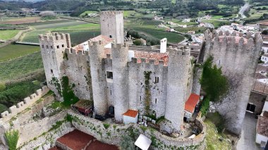 Portekiz 'in Obidos Leiria bölgesindeki Obidos Kalesi. Şehrin ünlü bölgesindeki ortaçağ binasının kuş bakışı görüntüsü. Metropolitan Peyzaj Ticari Binası Çarpıcı. Metropolitan Atılgan Kasabası.