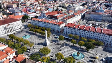 Lizbon 'daki Dom Pedro IV Meydanı. Kuşlar, sokaklar ve binalarla çarpıcı şehir manzarasına bakıyor. Şehir Gökyüzü Arkaplanı Kentsel. Şehir merkezinin yukarısında. Lizbon Portekiz.