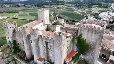 Obidos Leiria Portekiz 'deki Obidos Kalesi. Şehir merkezindeki Landmark Ortaçağ binasının havadan görünüşü. Şehir merkezindeki İş Gökyüzü Arkaplanı. Şehir merkezindeki panoramik işleri. Obidos Leiria.