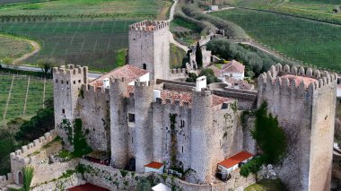 Portekiz 'in Obidos Leiria bölgesindeki Obidos Kalesi. Yukardan bakıldığında hareketli bir şehirde ortaçağ binası. Şehir Gökyüzü Arkaplanı Kentsel. Şehrin yukarısında. Obidos Leiria Bölgesi.