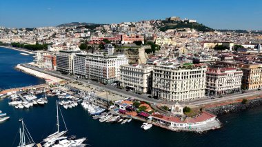 Napoli Campania İtalya 'daki Dev Çeşmesi. Yüksek katlı binaların ve şehir yaşamını gösteren trafik gösterilerinin havadan görüntüsü. Metropol Manzarası Panoramik Şehir Manzarası Güzel.