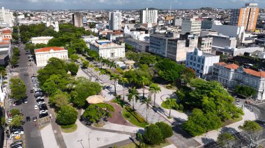 Aracaju Sergipe Brezilya 'daki Hükümet Ofisi. Yemyeşil parkın ve etrafındaki binaların havadan görünüşü. Şehir Bulutları Gökyüzü Arkaplanı Şehir. Şehir dışındaki ünlü. Aracaju Sergipe.