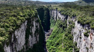 Cambara do Sul Rio Grande Do Sul Brezilya 'daki Itaimbezinho Kanyonu. Uçurum tarafı, yukarıdan görünen yemyeşil ormanlarla çevrili. Açık Hava Ülkesi Çarpıcı Yolu. Yol Doğası.