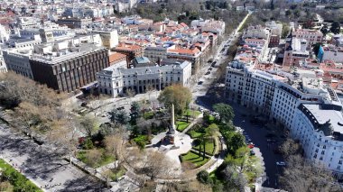 Madrid Borsası İspanya 'da. Çağdaş binalarla dolu şehir merkezinin havadan görünüşü. Şehir Gökyüzü Arkaplanı Kentsel. Şehir merkezinin yukarısında. Madrid İspanya.