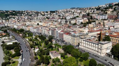 Napoli 'nin silueti Napoli Campania İtalya' da. Yüksek katlı binaların ve şehir yaşamını gösteren trafik gösterilerinin havadan görüntüsü. İş Bulutları Gökyüzü Şehir Merkezi. Panoramik Şehir. Napoli Campania.