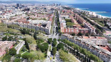 Barcelona Katalonya İspanya 'da Barselona Skyline. Gökdelenleri Şehir Merkezi Şehir Yaşamını Yansıtıyor. Şehir merkezindeki iş dünyası. İş geçmişleri ünlüdür. Barselona Katalonya.